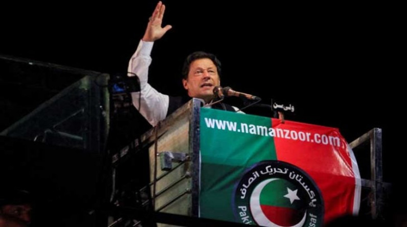 خان يعلن بدء مسيرة احتجاجية للمطالبة بإجراء انتخابات مبكرة في باكستان